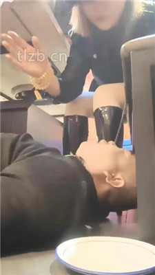 图片[8]-乐爷】桌底下-长靴蹂躏地毯狗/踩踏喂食