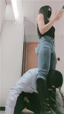 图片[3]-妮蔻】长靴脚下踩虐/胯下辱/闻臭脚臭脚丫/插嘴