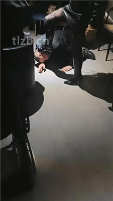 图片[3]-乐爷】KTV聚会公开处刑-长靴踩虐踢踹