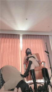 【冷颜】长靴踩狗头/头顶鞋子/鞭打/高跟玉足恋足调_绳艺库视频下载