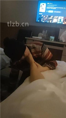 图片[3]-赞拉】下跪舔素人小姐姐的臭脚