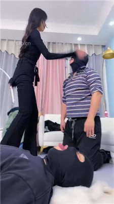 图片[8]-麋鹿银儿】素人模特S-艺术虐三奴-骑马踩踏/鞭打/白袜捂脸/提档