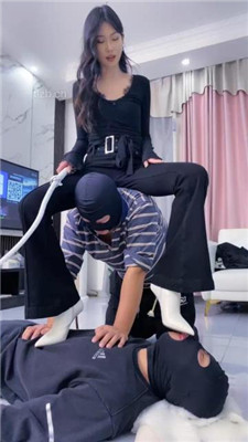 图片[13]-麋鹿银儿】素人模特S-艺术虐三奴-骑马踩踏/鞭打/白袜捂脸/提档