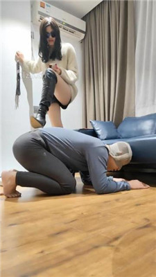 图片[2]-PeiPei】散鞭抽打/人肉座椅/长靴踩虐/品尝裸足脚趾