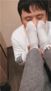 【梦熙】和男友逛街后让绿帽舔鞋袜_绳艺库视频下载