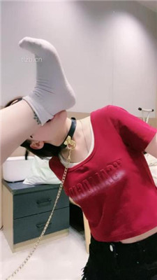 图片[2]-小羊】母狗-白袜裸足跪舔/臭脚捂脸