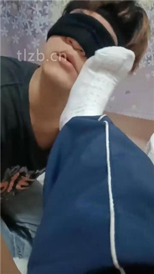 图片[2]-酱酱果】白袜裸足踩脚垫