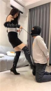 【小麦】高跟长靴踩踏_绳艺库视频下载