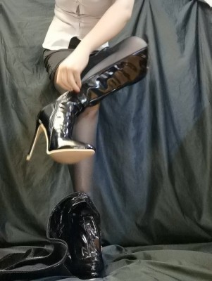 图片[8]-赵可爱女王】长靴挥舞皮带，脱鞋子惦着脚