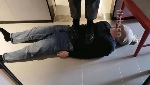 图片[2]-Welldoer】头顶鞋子/长靴白袜各种踩踏/清理脏鞋底
