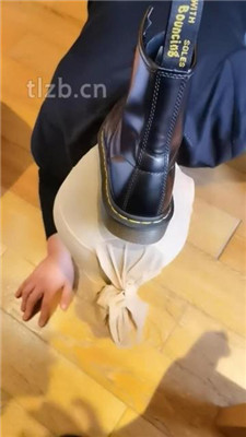 图片[15]-Welldoer】头顶鞋子/长靴白袜各种踩踏/清理脏鞋底