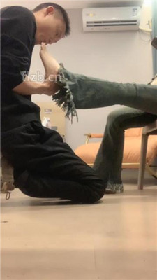 图片[3]-娩娩大魔王】绿帽前男友裸足狂舔上】