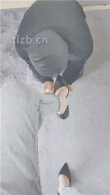 【云儿】跪舔白领S的高跟美足_绳艺库视频下载