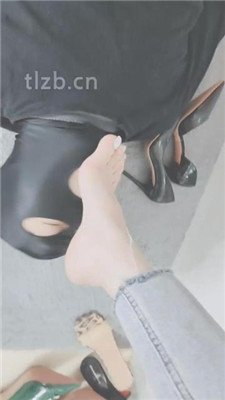 图片[3]-云儿】跪舔白领S的高跟美足