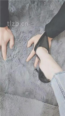 图片[6]-云儿】跪舔白领S的高跟美足