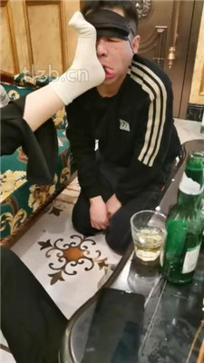 图片[13]-文文文】KTV开发双素人-舔脏鞋底/踢踹/碾压狗头/闻棉袜踩踏