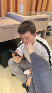 【魅儿】超臭原味白袜裸足捂脸_绳艺库视频下载