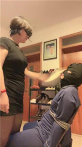 【塞拉女王】捆绑拖鞋连环抽耳光_绳艺库视频下载