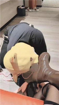 图片[14]-娜娜米】舔脏靴子玉足/脚踩喂食完整版】