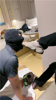 图片[11]-Jenn】情侣主亲热羞辱绿帽-舔鞋底/踩踏/黑丝脚插嘴