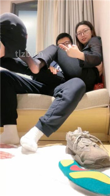 图片[15]-Jenn】情侣主亲热羞辱绿帽-舔鞋底/踩踏/黑丝脚插嘴