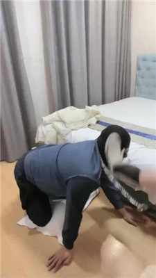 图片[2]-桃子sama】小白鞋踩踏提档/脚喂酸奶