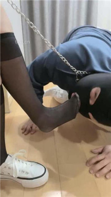 图片[4]-桃子sama】小白鞋踩踏提档/脚喂酸奶