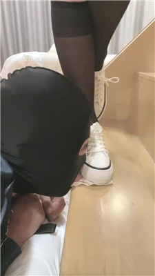 图片[11]-桃子sama】小白鞋踩踏提档/脚喂酸奶