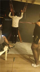 【晏青】强制重度鞭打/骑马转胯/黑丝舔【下】_绳艺库视频下载