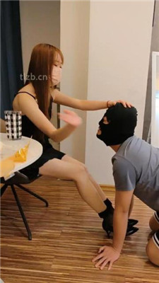 图片[13]-乔伊】骑马鞭打镜前辱/高跟黑丝踩虐/踩踏面包喂食/坐脸窒息