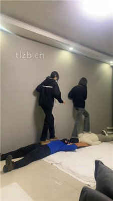 图片[5]-精神小妹】7女王调双奴-轮流全体重跳踩双视角版】