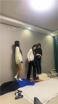 图片[12]-精神小妹】7女王调双奴-轮流全体重跳踩双视角版】