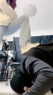 【雯雯】跑步后原味鞋袜脚狂舔/插嘴_绳艺库视频下载