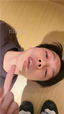 图片[9]-jenn】贱狗地板喂食/口吐喂食/踩踏腿绞