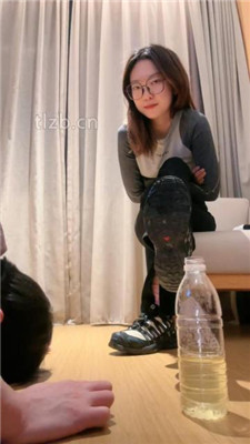 图片[15]-jenn】贱狗地板喂食/口吐喂食/踩踏腿绞