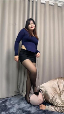 图片[8]-狗哥】黑丝脚踩绿帽狗-对着绿帽狗跳舞诱惑