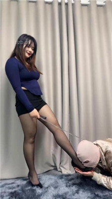 图片[7]-狗哥】黑丝脚踩绿帽狗-对着绿帽狗跳舞诱惑