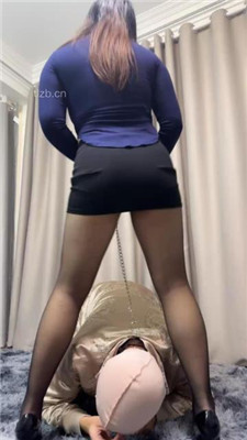 图片[11]-狗哥】黑丝脚踩绿帽狗-对着绿帽狗跳舞诱惑