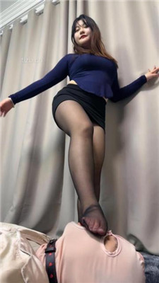 图片[10]-狗哥】黑丝脚踩绿帽狗-对着绿帽狗跳舞诱惑