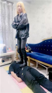 【兔兔大大】骑马爬行/舔脏鞋底/鞭打/踩踏/闻臭脚_绳艺库视频下载