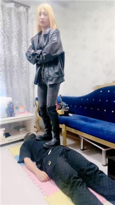 【兔兔大大】骑马爬行/舔脏鞋底/鞭打/踩踏/闻臭脚_绳艺库视频下载