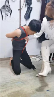 图片[5]-魔鬼天使】长靴踩虐/抽耳光/捆绑/鞭打骑马