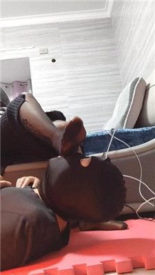 图片[4]-紫钰大人】黑丝网袜脚踩脚垫