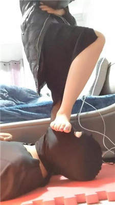 图片[6]-紫钰大人】黑丝网袜脚踩脚垫