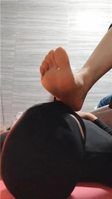 图片[7]-紫钰大人】黑丝网袜脚踩脚垫