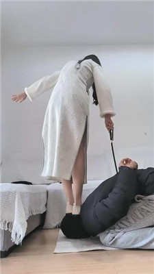 图片[11]-可爱鬼】牵狗链/抽耳光/骑马/舔脏鞋/踩踏/脚踩喂食