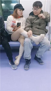 【乐爷】地铁上长靴戏耍路人_绳艺库视频下载
