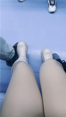 图片[3]-乐爷】地铁上长靴戏耍路人