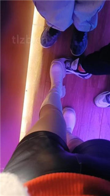 图片[6]-乐爷】地铁上长靴戏耍路人