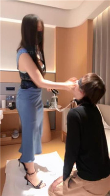 【小x大王】高跟凉鞋踩狗/鞭打/掐脖窒息/脚插嘴_绳艺库视频下载